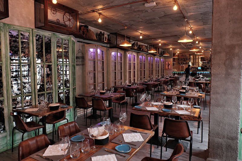 Es una foto panorámica donde se ven casi todas las mesas del restaurante Hemisferio Loft Restaurante